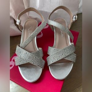 NINA (Youth) Skarlet wedge heel.